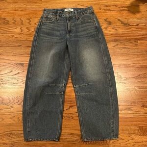 ABERCROMBIE MID-RISE BARREL CURVE LOVE 24 REG FITS 28”WAIST